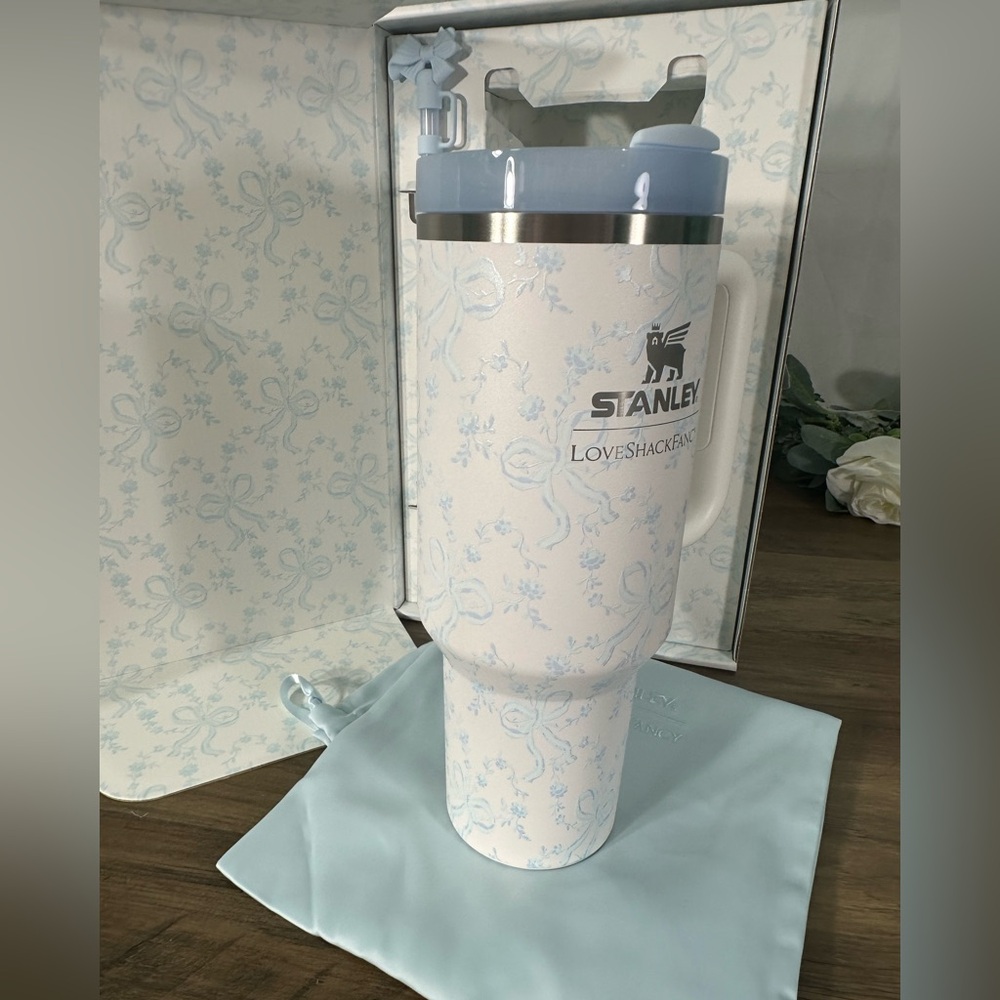 Stanley x LoveShackFancy 40oz Coquette Bow Winter Ice LE tumbler - Picture 7 of 10